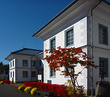 ���j����������